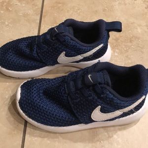 Nike sneakers in navy for toddler size 9